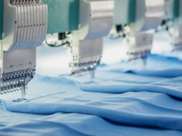 <p>源源不斷的國(guó)外訂單如雪片飛來(lái)，忙碌的時(shí)候，服裝廠(chǎng)里的工人京倉(cāng)需要日夜趕進(jìn)度</p>
