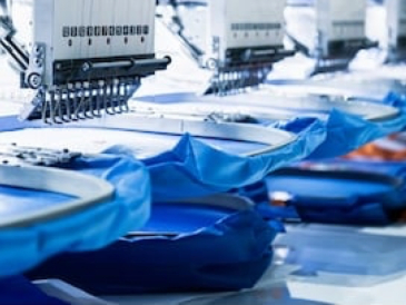 <p>源源不斷的國(guó)外訂單如雪片飛來(lái)，忙碌的時(shí)候，服裝廠(chǎng)里的工人京倉(cāng)需要日夜趕進(jìn)度</p>
